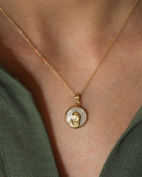 Imagen de Medalla Virgen niña oro 18k y nácar