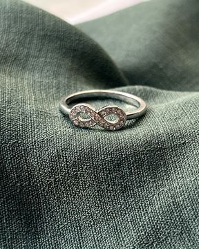 Imagen de Anillo Infinito de zirconias