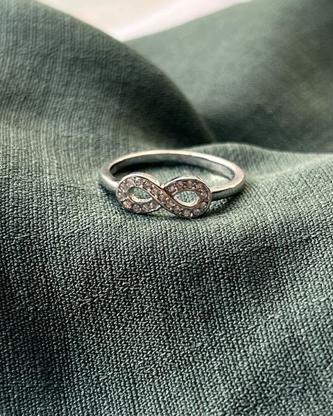 Imagen de Anillo Infinito de zirconias