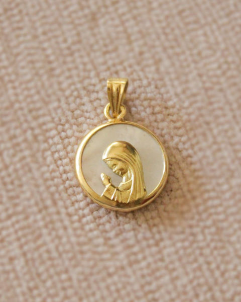 Imagen de Medalla Virgen niña oro 18k y nácar