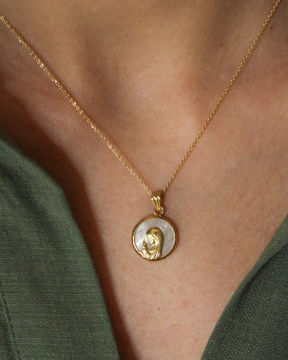 Imagen de Medalla Virgen niña oro 18k y nácar