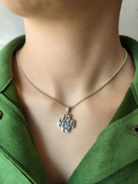 Imagen de Cruz del equilibrio texturada.